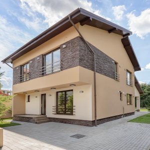 Casa eleganta cu arhitectura unicat 