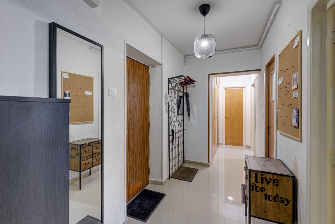 Apartament 2 camere spatios si luminos, la Piata Unirii