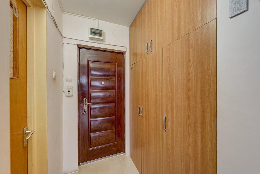 Garsoniera Titan, Piata Minis, Costin Georgian