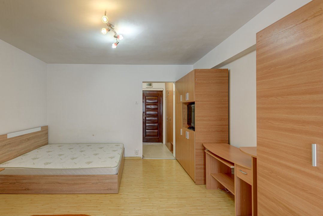 Garsoniera Titan, Piata Minis, Costin Georgian