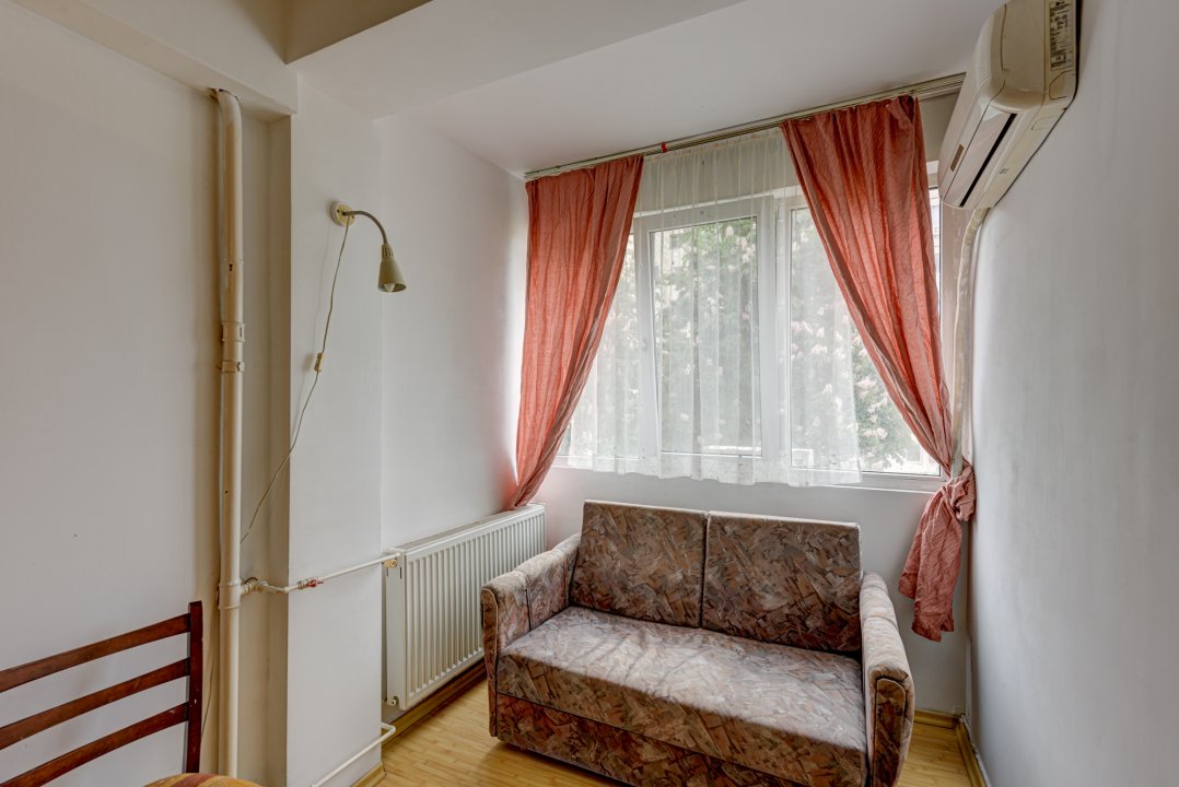 Garsoniera Titan, Piata Minis, Costin Georgian