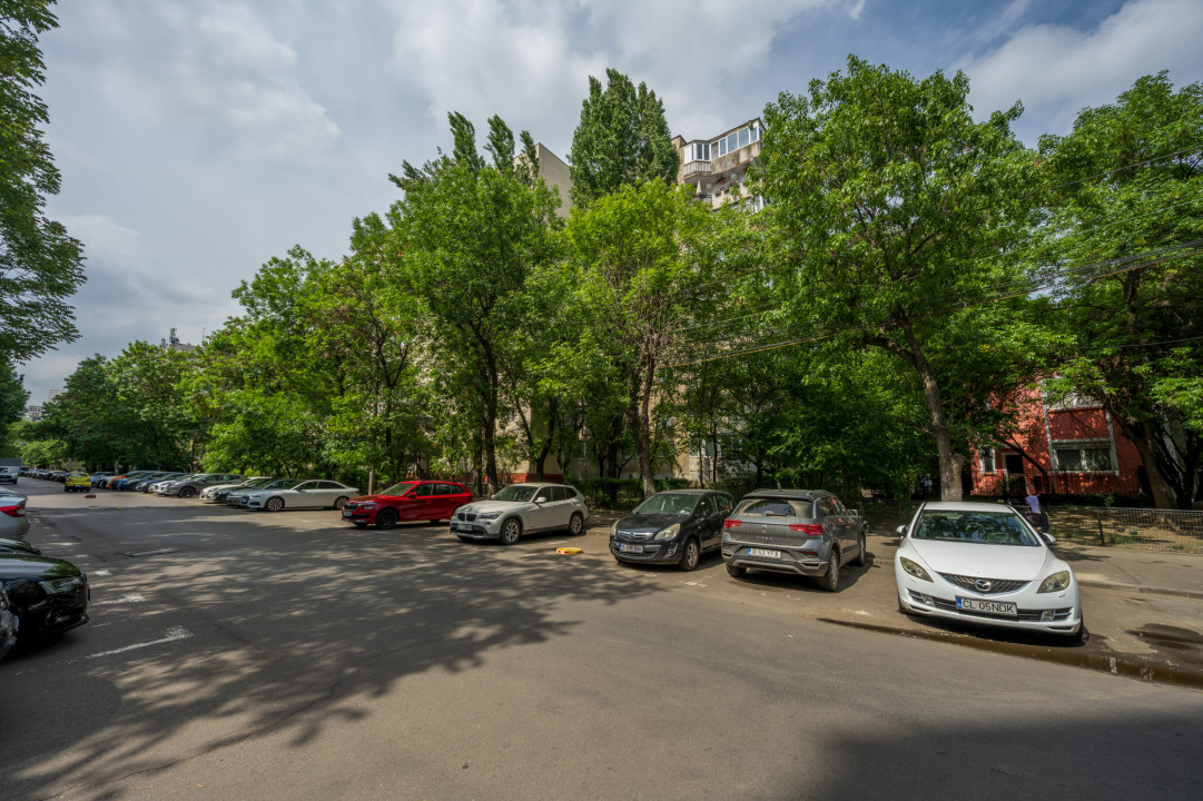 Apartament 3 camere, decomandat, 2 bai, langa Scoala 97