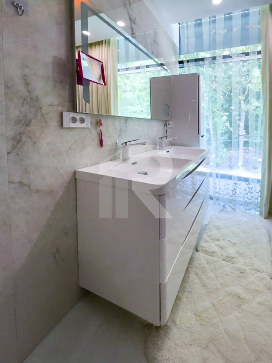 Pe Malul Snagovului, Unde Luxul Devine Cotidian