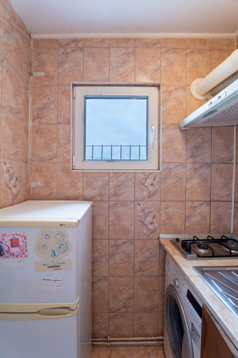 Garsoniera pentru buget mic, Titan Postavarul