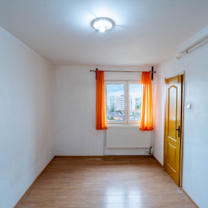 Garsoniera pentru buget mic, Titan Postavarul