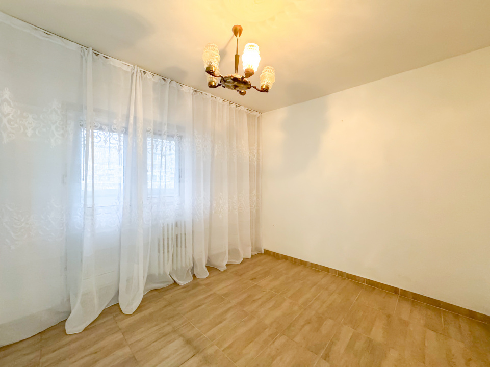 Un 3 camere corect. Si extrem de interesant!