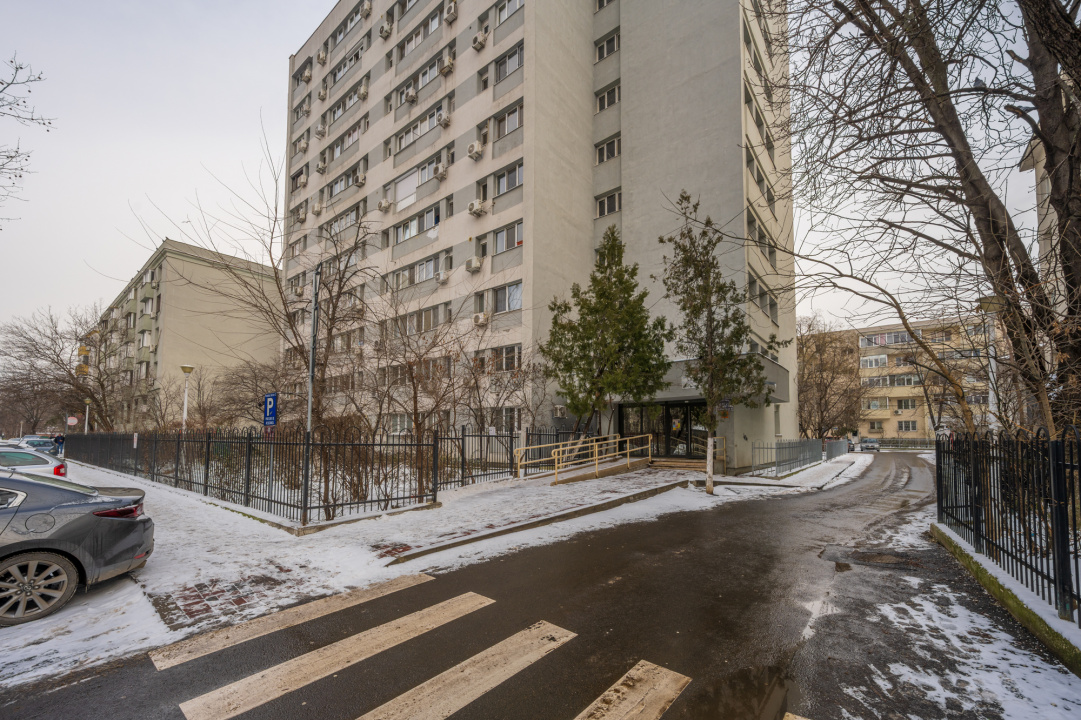 Garsoniera dintre parcuri, gata de mutat